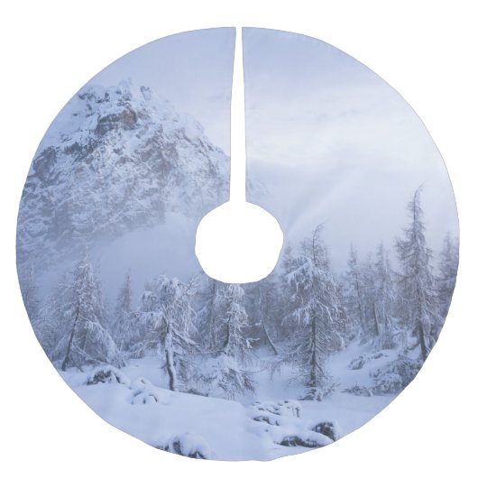 Winterwunderland, Nebel, Fichtenwald und Berge Polyester Weihnachtsbaumdecke (Vorderseite)