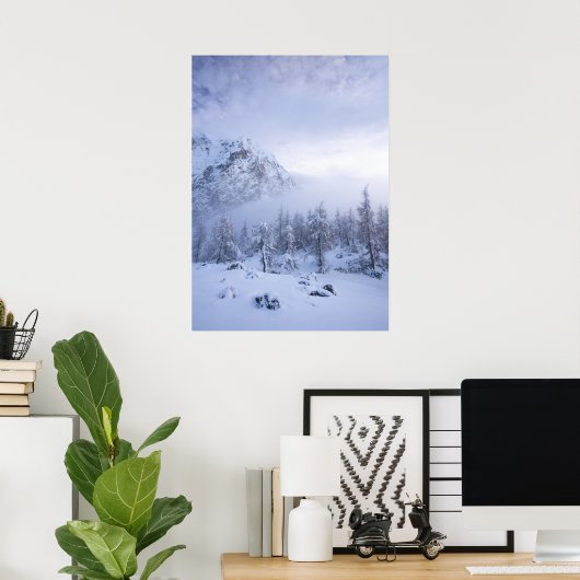 Winterwunderland, Nebel, Fichtenwald und Berge Poster (Heimbüro)
