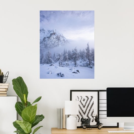 Winterwunderland, Nebel, Fichtenwald und Berge Poster (Heimbüro)