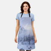 Winterwunderland, Nebel, Fichtenwald und Berge Schürze (Getragen)