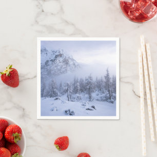 Winterwunderland, Nebel, Fichtenwald und Berge Serviette