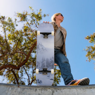 Winterwunderland, Nebel, Fichtenwald und Berge Skateboard