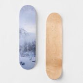 Winterwunderland, Nebel, Fichtenwald und Berge Skateboard (Vorderseite)