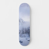 Winterwunderland, Nebel, Fichtenwald und Berge Skateboard (Vorderseite)