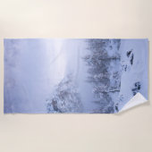 Winterwunderland, Nebel, Fichtenwald und Berge Strandtuch (Vorderseite)