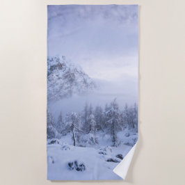 Winterwunderland, Nebel, Fichtenwald und Berge Strandtuch