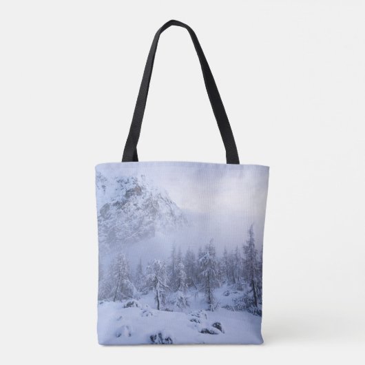 Winterwunderland, Nebel, Fichtenwald und Berge Tasche (Rückseite)