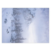 Winterwunderland, Nebel, Fichtenwald und Berge Tischdecke (Vorderseite (Horizontal))