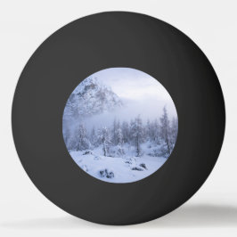 Winterwunderland, Nebel, Fichtenwald und Berge Tischtennisball