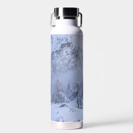 Winterwunderland, Nebel, Fichtenwald und Berge Trinkflasche