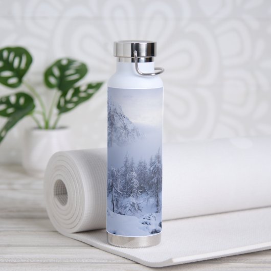 Winterwunderland, Nebel, Fichtenwald und Berge Trinkflasche (Yoga)