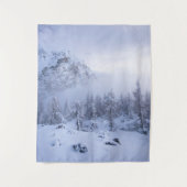 Winterwunderland, Nebel, Fichtenwald und Berge Wandteppich (Vorderseite)