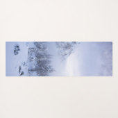 Winterwunderland, Nebel, Fichtenwald und Berge Yogamatte (Rückseite (Horizontal))