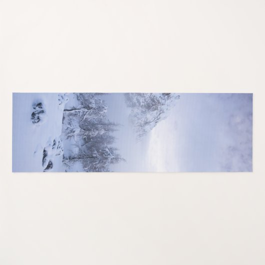 Winterwunderland, Nebel, Fichtenwald und Berge Yogamatte (Vorderseite (Horizontal))