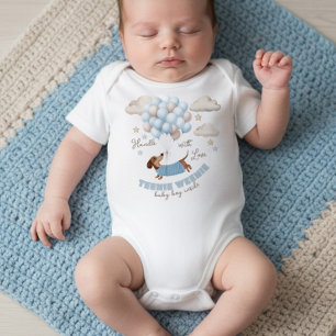 Winzig kleiner neugeborener Junge Baby Strampler