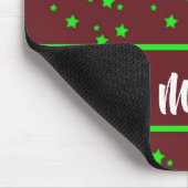 Winzige grüne Sterne auf braun Mousepad (Ecke)