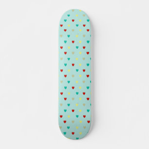 Winzige Polka-Herzen auf Meeresgrün Skateboard