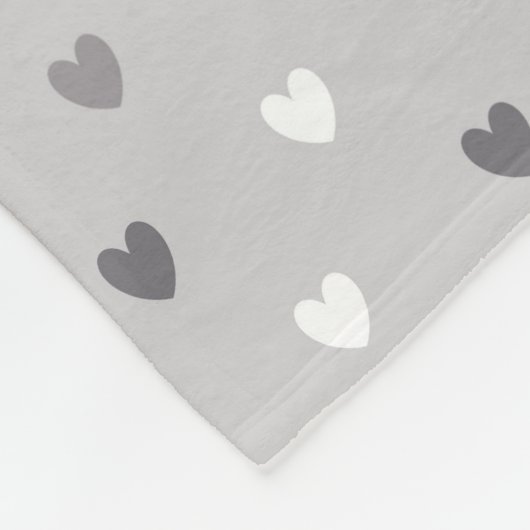 Winzige Polka-Herzen in Grautönen Fleecedecke (Ecke)