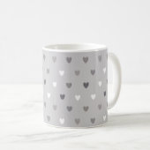 Winzige Polka-Herzen in Grautönen Kaffeetasse (VorderseiteRechts)