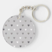 Winzige Polka-Herzen in Grautönen Schlüsselanhänger (Rückseite)
