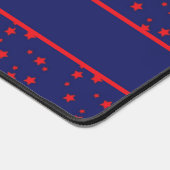 Winzige rote Sterne auf blau Schreibtischunterlage (Ecke)
