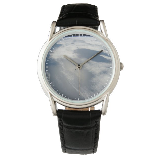 Winzige Satelliten umkreisen über einem Teil der E Armbanduhr (Vorderseite)