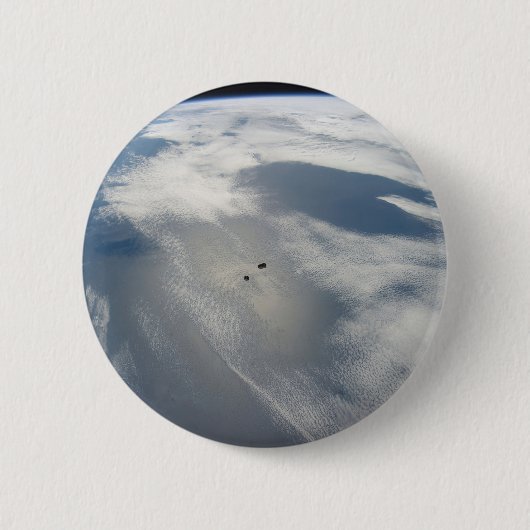 Winzige Satelliten umkreisen über einem Teil der E Button (Vorderseite)