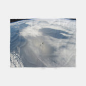 Winzige Satelliten umkreisen über einem Teil der E Fleecedecke (Vorderseite (Horizontal))