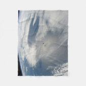 Winzige Satelliten umkreisen über einem Teil der E Fleecedecke (Vorderseite)