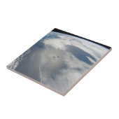 Winzige Satelliten umkreisen über einem Teil der E Fliese (Seite)