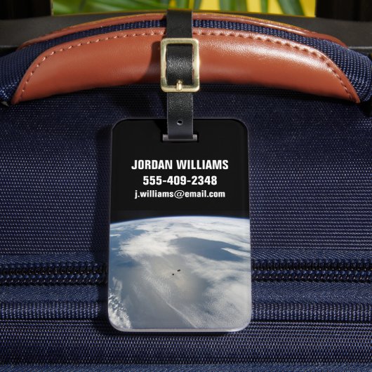 Winzige Satelliten umkreisen über einem Teil der E Gepäckanhänger (Vorderseite Insitu 2)