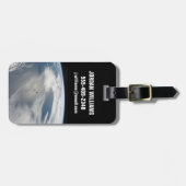 Winzige Satelliten umkreisen über einem Teil der E Gepäckanhänger (Vorderseite horizontal)