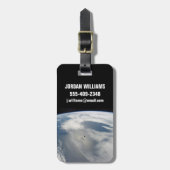 Winzige Satelliten umkreisen über einem Teil der E Gepäckanhänger (Vorderseite vertikal)