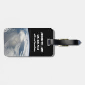 Winzige Satelliten umkreisen über einem Teil der E Gepäckanhänger (Rückseite horizontal)