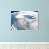 Winzige Satelliten umkreisen über einem Teil der E Leinwanddruck (Insitu (Holzboden))