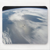 Winzige Satelliten umkreisen über einem Teil der E Mousepad (Vorne)