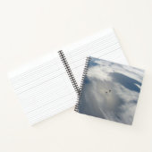 Winzige Satelliten umkreisen über einem Teil der E Notizblock (Innenseite)