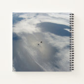 Winzige Satelliten umkreisen über einem Teil der E Notizblock (Rückseite)