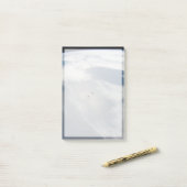 Winzige Satelliten umkreisen über einem Teil der E Post-it Klebezettel (Auf Schreibtisch)