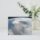 Winzige Satelliten umkreisen über einem Teil der E Postkarte (Stehend Vorderseite)