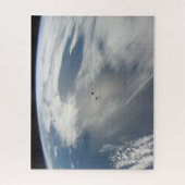 Winzige Satelliten umkreisen über einem Teil der E Puzzle (Vertikal)