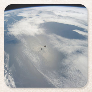 Winzige Satelliten umkreisen über einem Teil der E Rechteckiger Pappuntersetzer