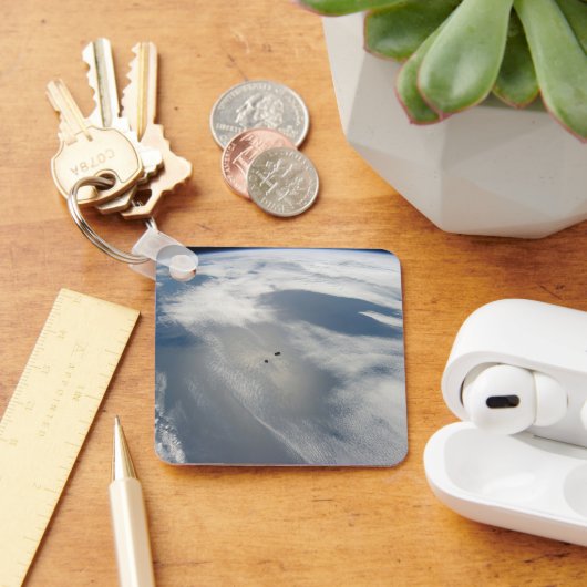 Winzige Satelliten umkreisen über einem Teil der E Schlüsselanhänger (Schreibtisch)