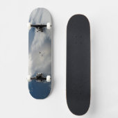 Winzige Satelliten umkreisen über einem Teil der E Skateboard (Vorderseite)