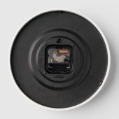 Winzige Satelliten umkreisen über einem Teil der E Uhr (Rückseite)