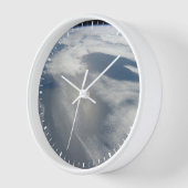 Winzige Satelliten umkreisen über einem Teil der E Uhr (Winkel)