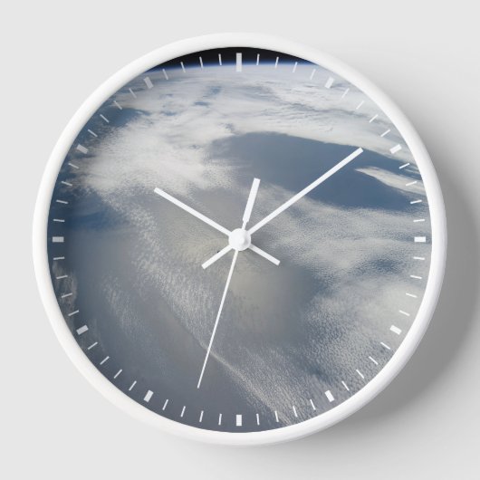 Winzige Satelliten umkreisen über einem Teil der E Uhr (Vorderseite)