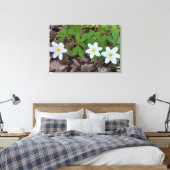 winzige weiße Blume Leinwanddruck (Insitu (Schlafzimmer))