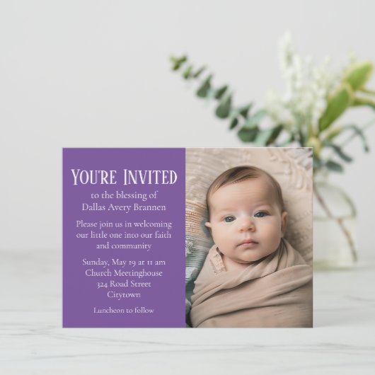 Winzige weiße Spots auf Lila Foto Baby Segen Einladung (Stehend Vorderseite)