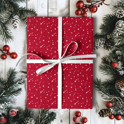 Winzige weiße Sterne an roten Weihnachten Geschenkpapier